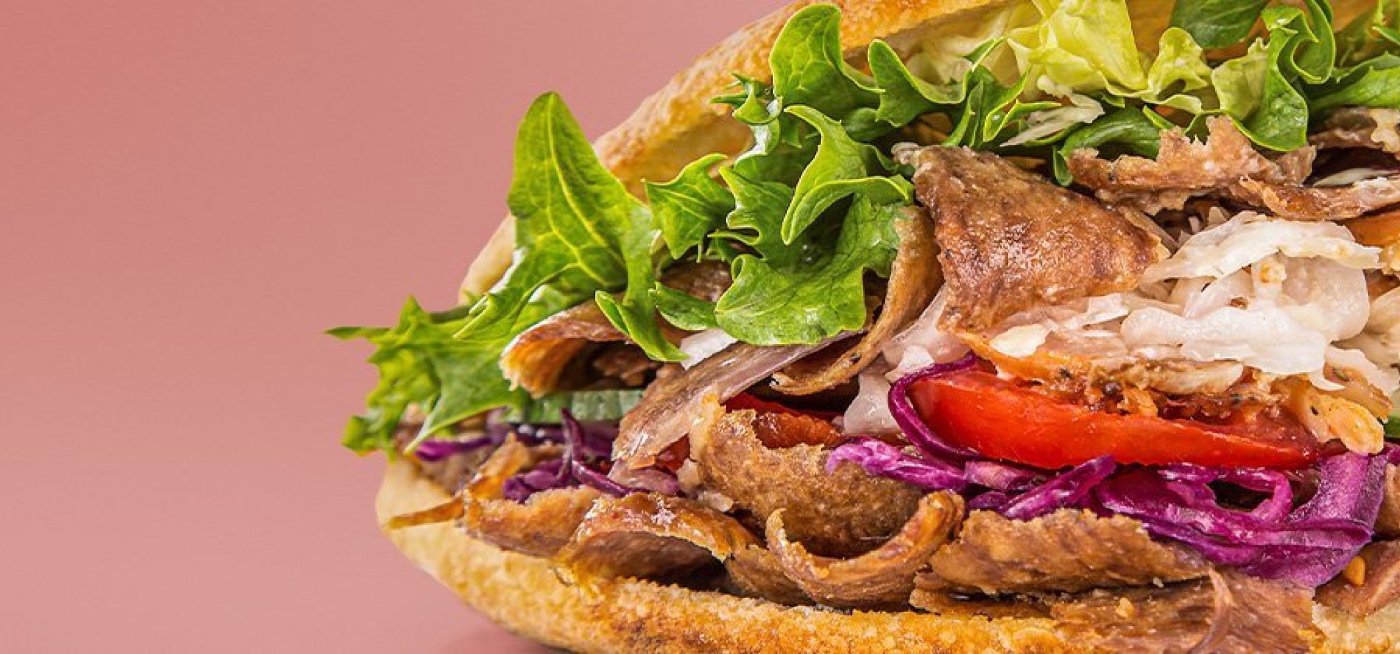 Döner kebab em pão pita com batata frita