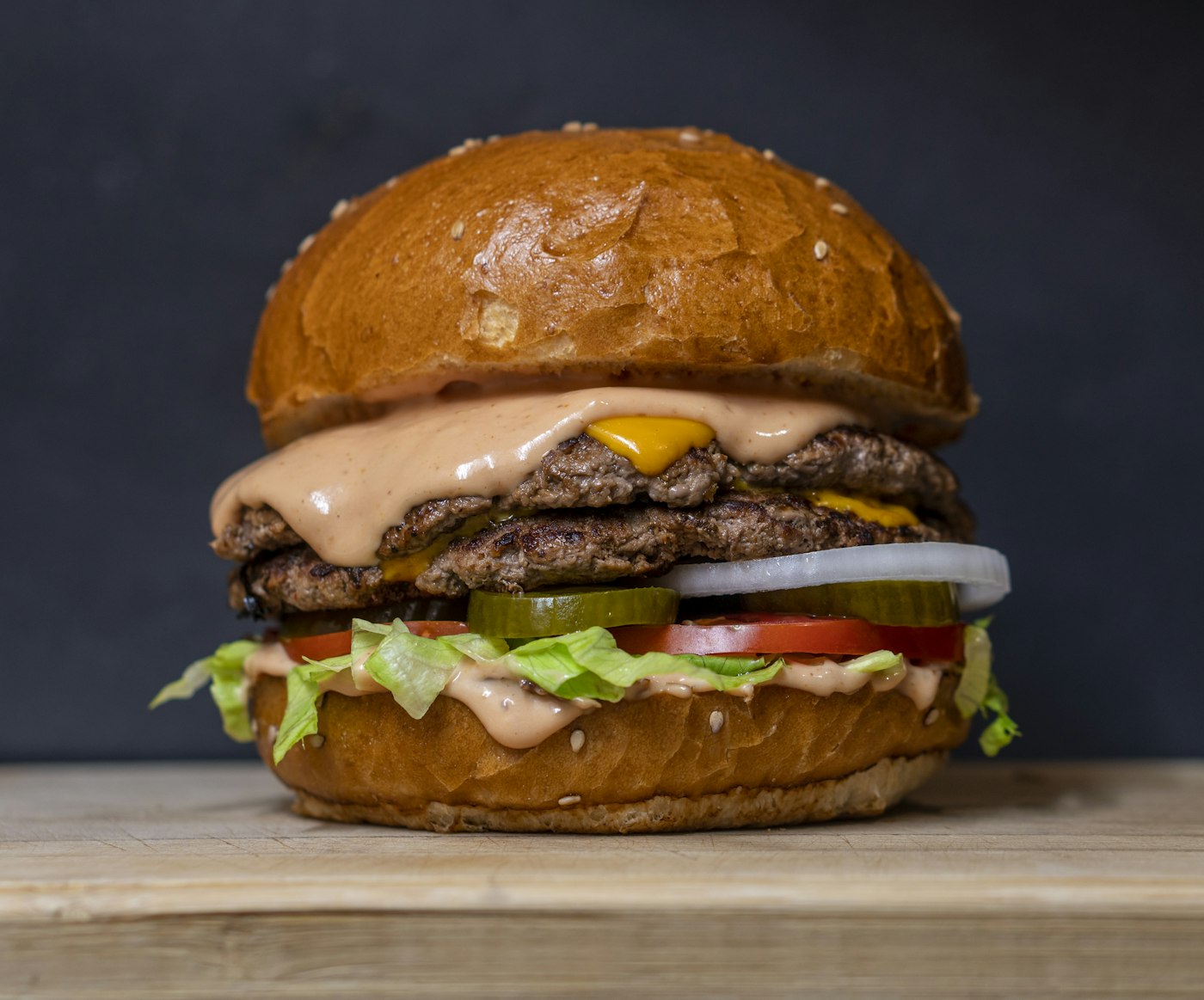 Burger da casa com queijo e salada