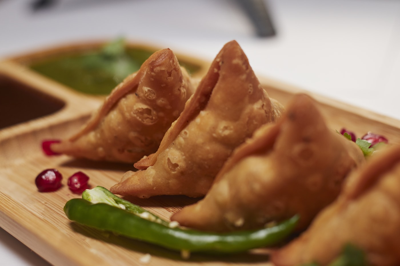 Samosas estaladiças com chutney